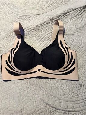 Two-Tone Wireless Comfort Bra - Black & Nude